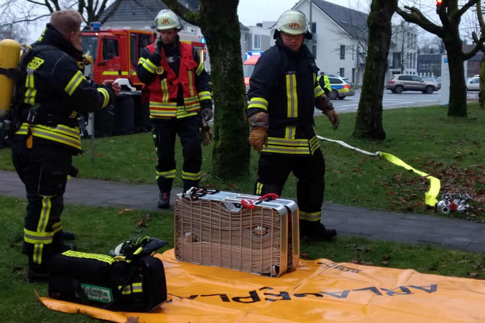 Die Einsatzkräfte gingen mit Atemschutz in die Wohnung des Opfers.