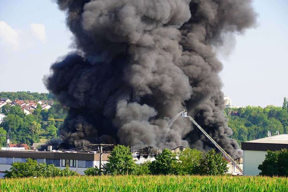 Dichter schwarzer Qualm steigt über dem Brandort auf.