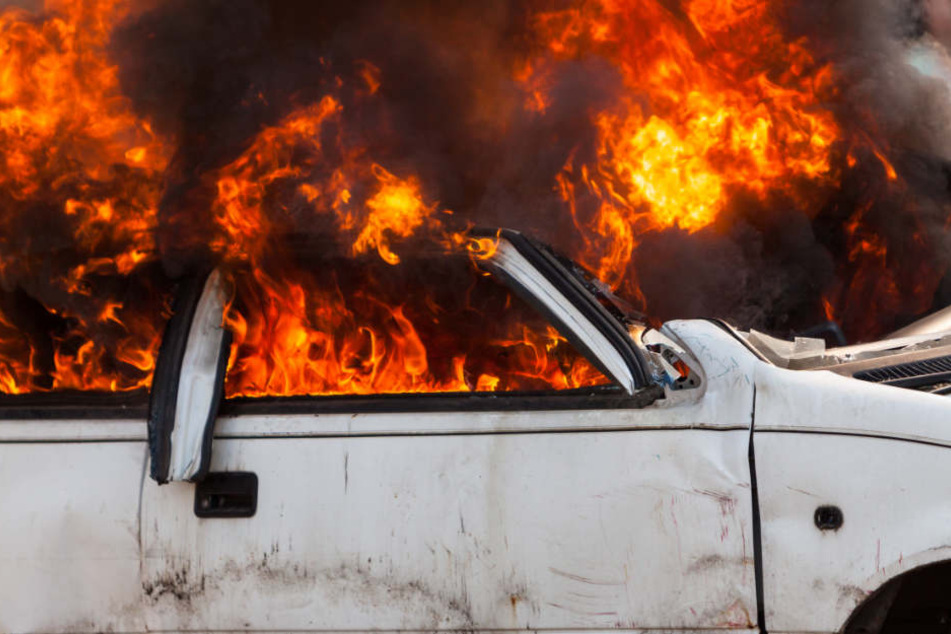 Nachdem sich der 20-Jährige befreit hatte, ging der Wagen in Flammen auf. (Symbolbild)