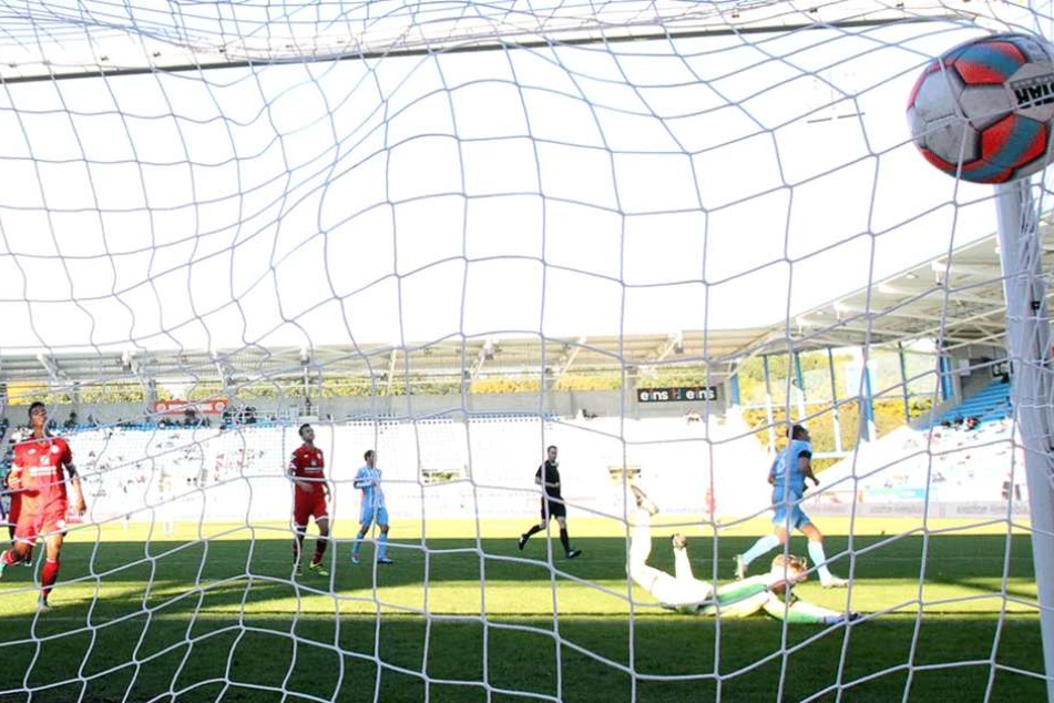 Der Ball schlägt zum 4:1 ein.