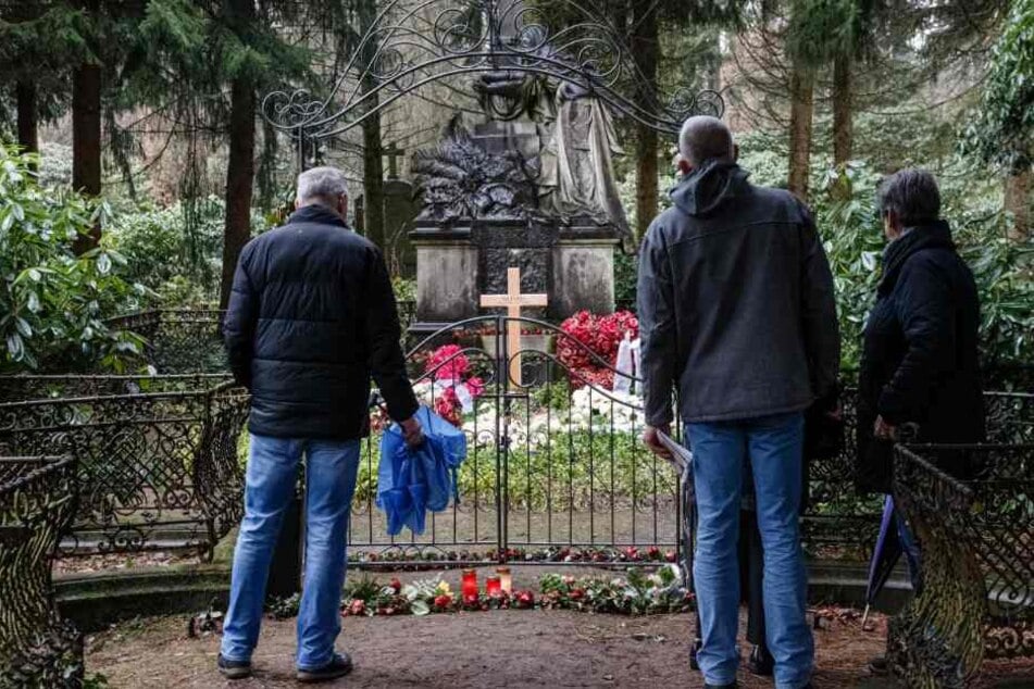 Besucher stehen vor der Grabstätte des Schauspielers auf dem Ohlsdorfer Friedhof