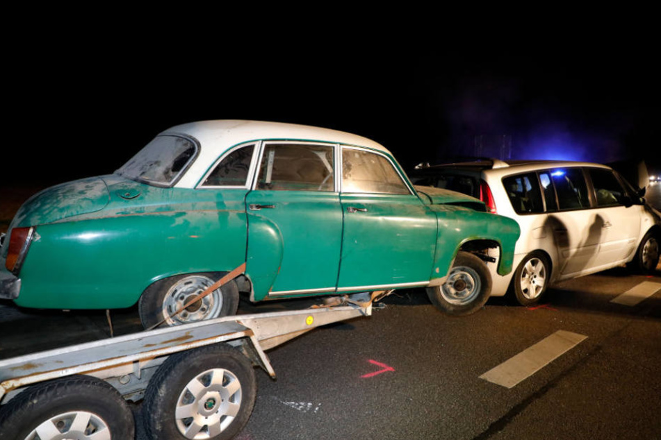 Der Wartburg 311, den der Renault auf einem Anhänger hatte, schob sich auf das Auto.