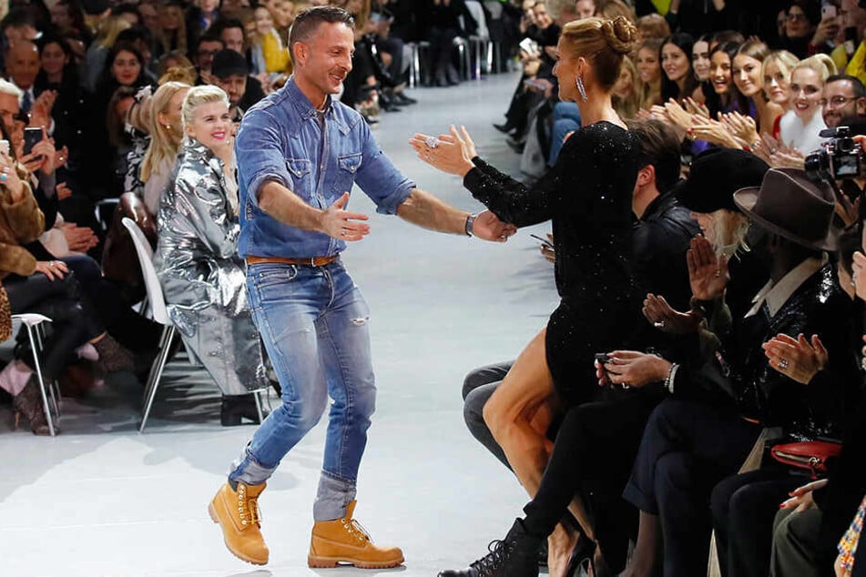 Celine Dion beglückwünscht den Modedesigner Alexandre Vauthier nach der Schau in Paris.