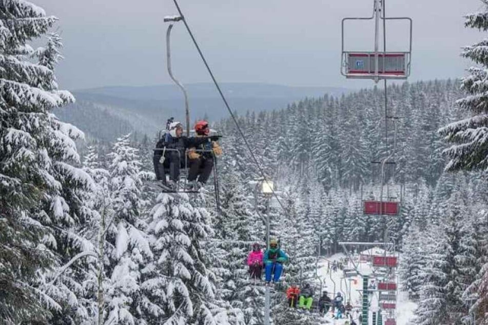 Am oberen Ende der Lifttrasse verhakten sich die beiden Wintersportler mit den Skiern und stürzten deshalb ab.