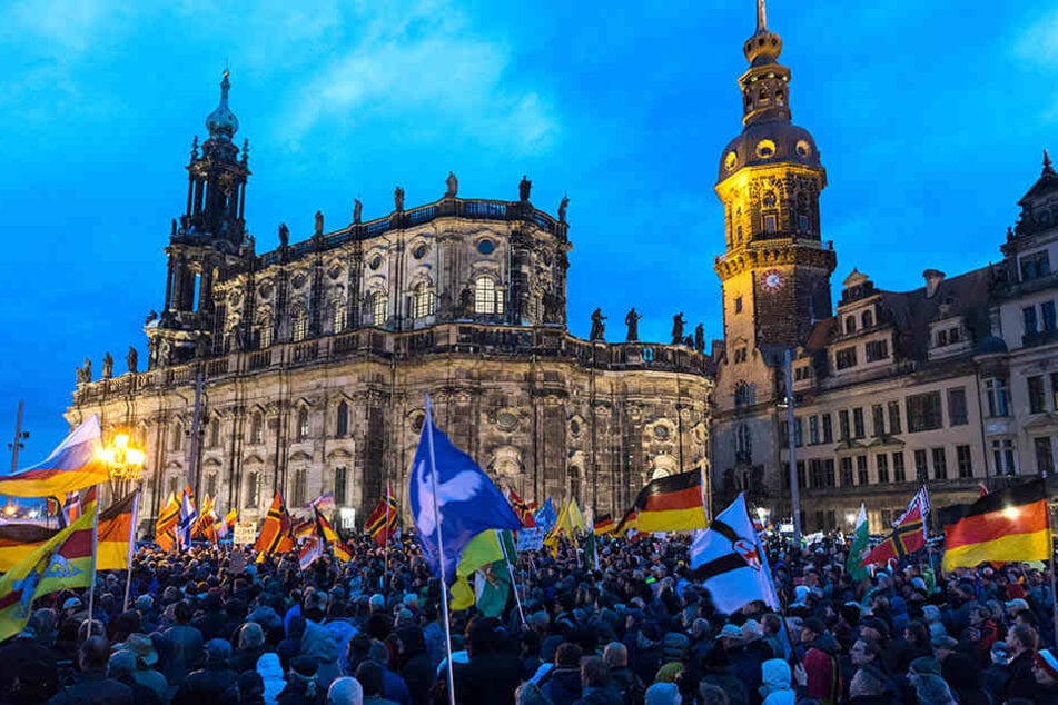 PEGIDA-Anhänger bei einer Demonstration in Dresden.