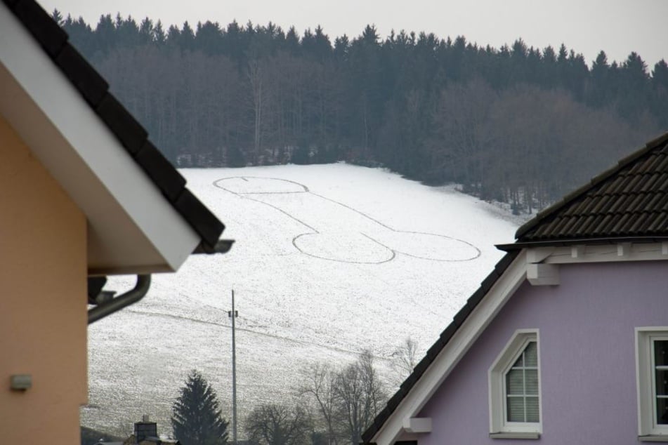 Der Künstler hat ein etwa 50 Meter großes Kunstwerk im Schnee verewigt.