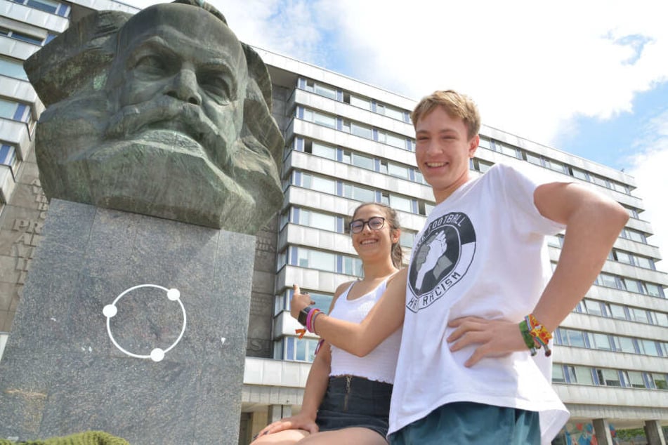 Jetzt wissen sie, dass er hier "Nischel" heißt: Die von weit her angereisten "Kosmonaut"-Besucher Sara (16) und Julius (18).