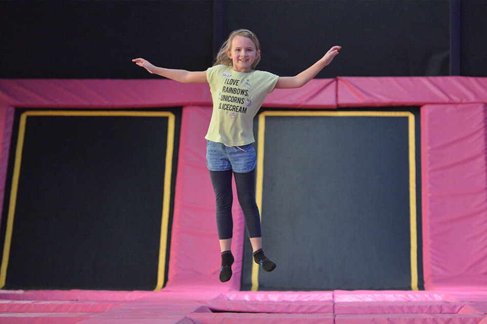 Springen macht Spaß: Hannah (9) gefällt das Trampolin bei "Jump'n Play".