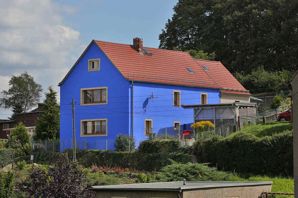Dorf hat entschieden: Darf dieses Haus blau sein? Dorf hat entschieden: Darf dieses Haus blau sein?