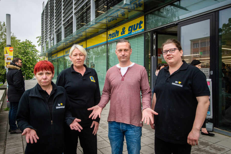 Armin Fiedler (40) und seine Mitarbeiterinnen Kerstin Kulik (53, v.l.), Cornelia Miethling (48) und Sabine Einbock (37) bedauern die Schließung der Filiale in der Mensa.