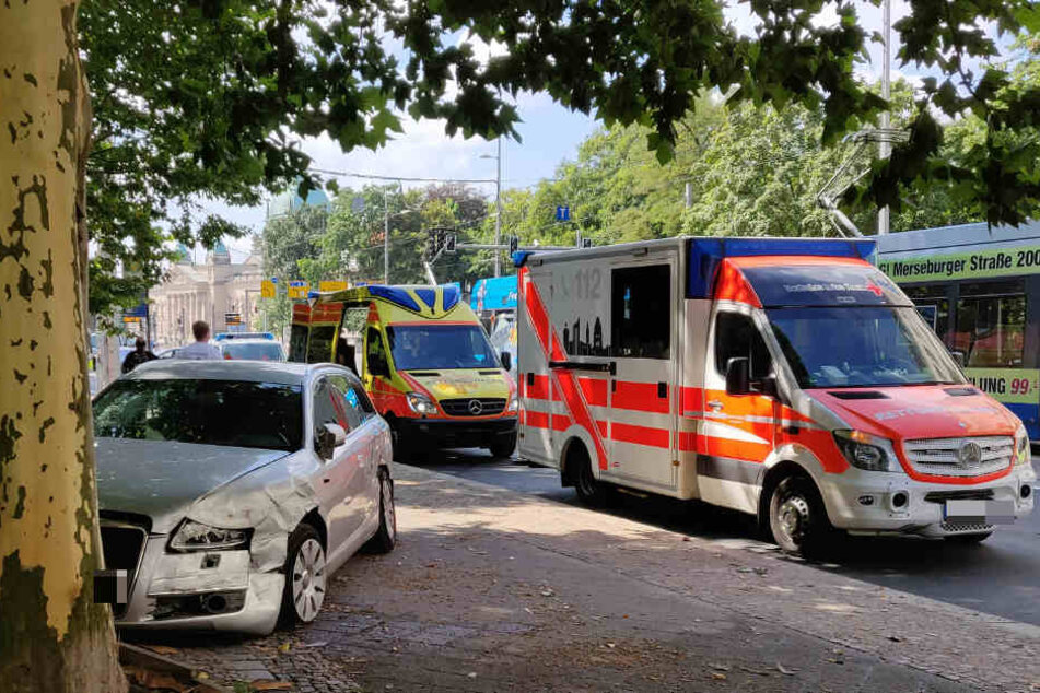 Erst vor einem Baum am Gehweg kam der Audi zum Stehen.