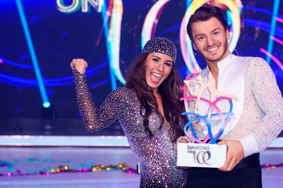 Sarah Lombardi freut sich mit Tanzpartner Joti Polizoakis über ihren souveränen Sieg
