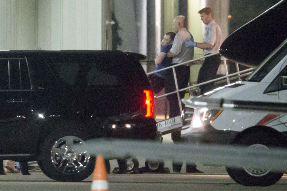 Otto Warmbier wird von Helfern in ein Auto verfrachtet. Er soll im Koma liegen.