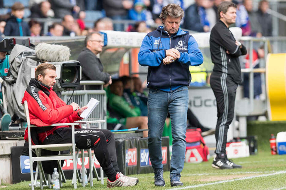Jeff Saibene sehnt dem Ende des Spiels entgegen: Doch gegen Greuther Fürth hat es nicht gereicht.