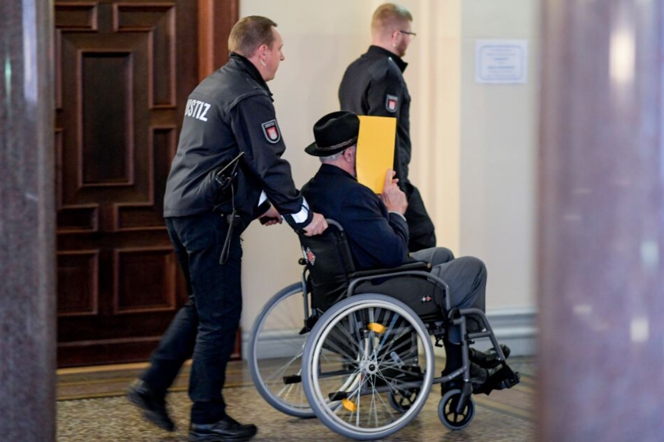 Der ehemalige SS-Wachmann wird aus dem Gerichtssaal gebracht.