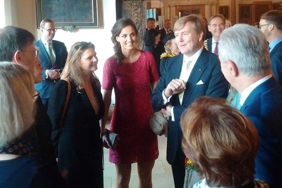 Premiere für Myrthe Shoot (2. v. l.). Sie plauderte mit ihrem König Willem-Alexander.