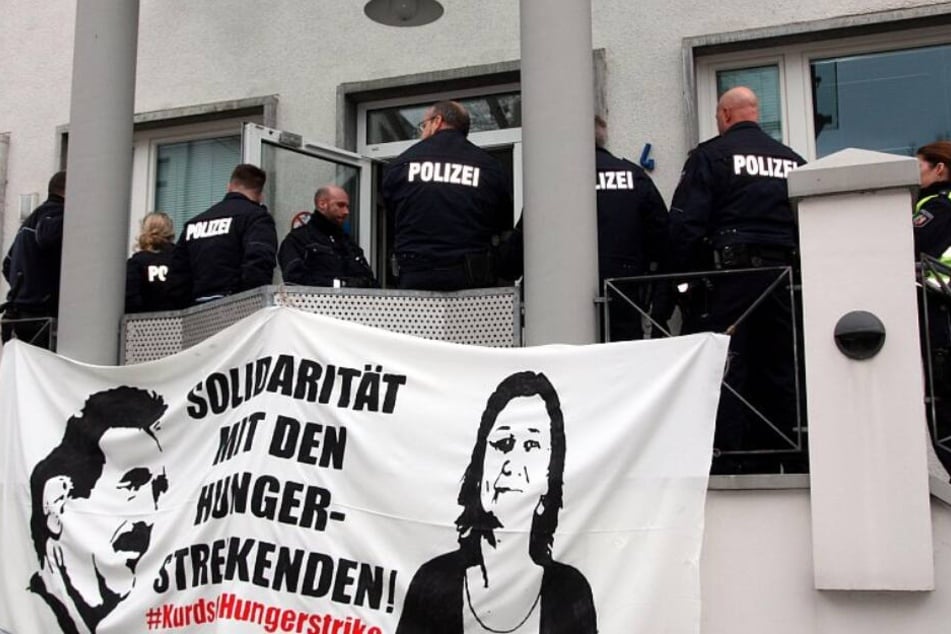 Die Aktivisten wollten Solidarität mit den Hungerstreikenden in der Türkei zeigen.