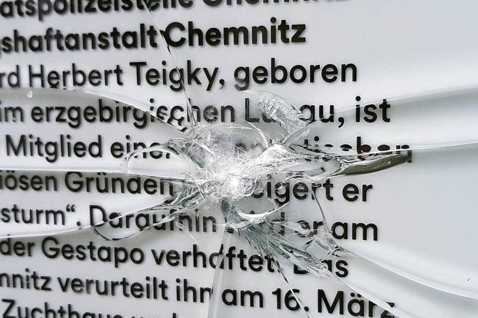 An den Scheiben gibt es mehrere solcher Einschlaglöcher.