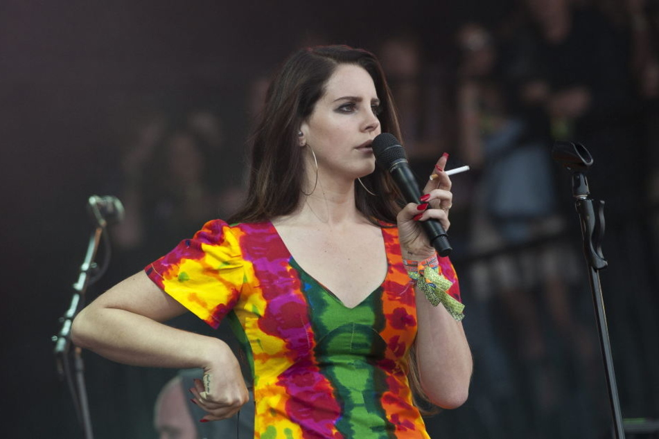 Lana Del Rey gab ein Konzert in Orlando. Einer der Zuschauer wollte sie wohl entführen.