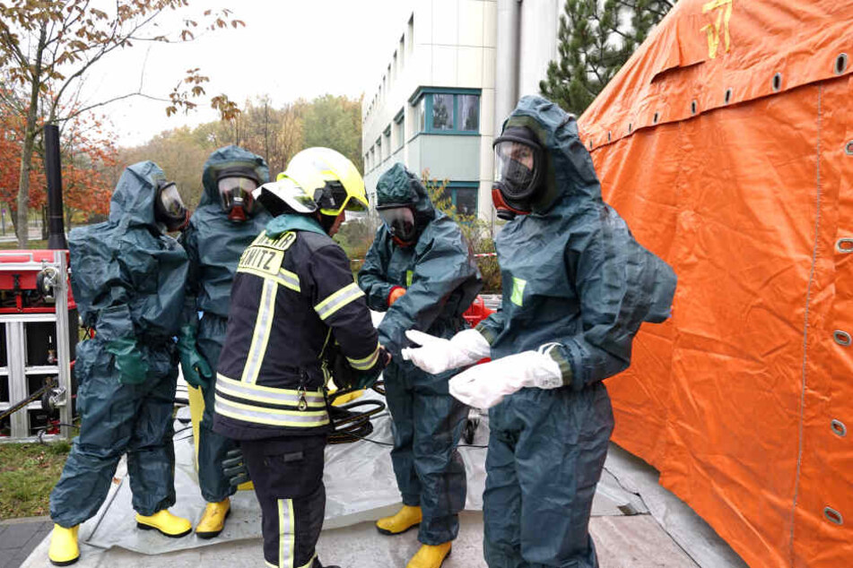 Die Rettungskräfte mussten Schutzanzüge tragen.