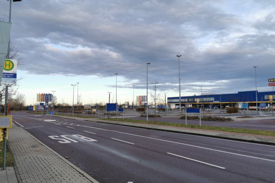 Die Bushaltestelle am IKEA-Möbelhaus in Günthersdorf. Ist Yolanda hier jemals angekommen?