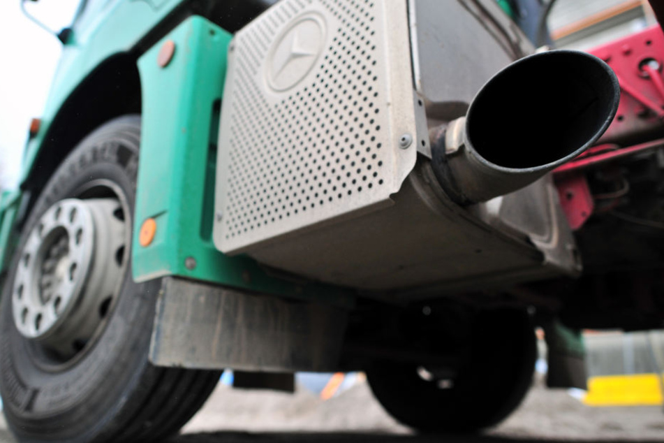 Der LKW verlor mehrere hundert Liter Diesel. (Symbolbild)