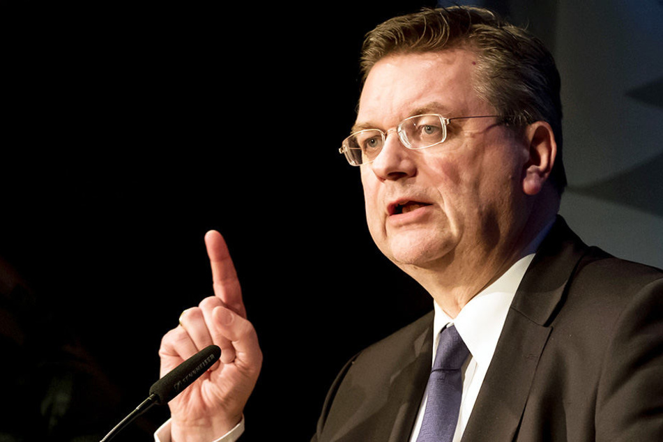Reinhard Grindel nimmt nach den neuesten Fan-Entgleisungen die DFL in die Pflicht.