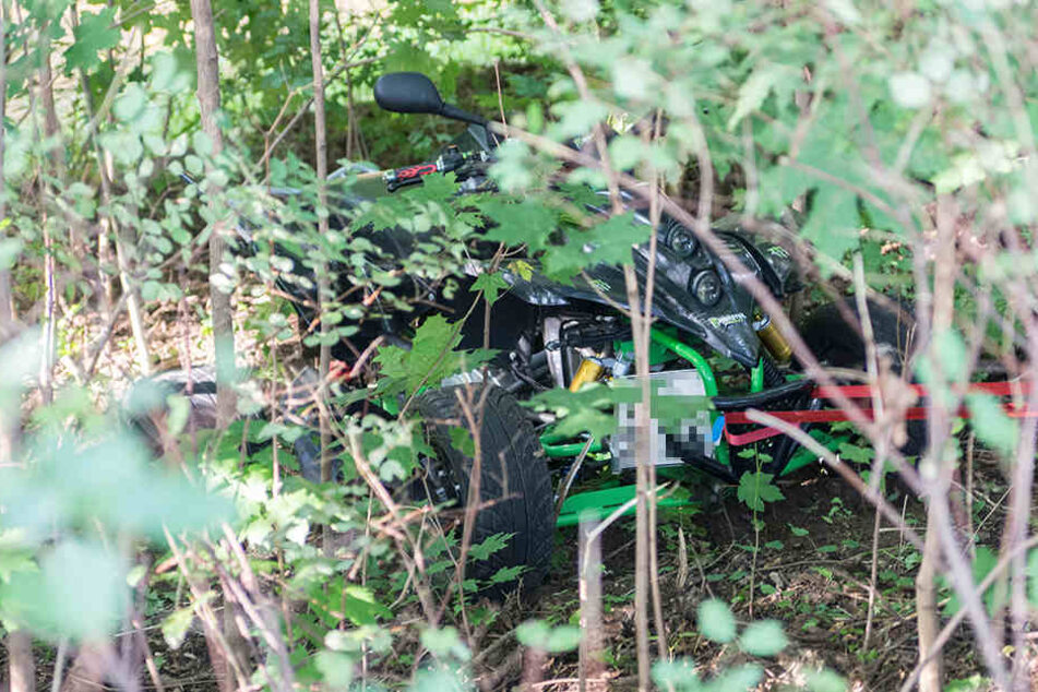 Das Quad samt Fahrerin stürzte in den Flutgraben.