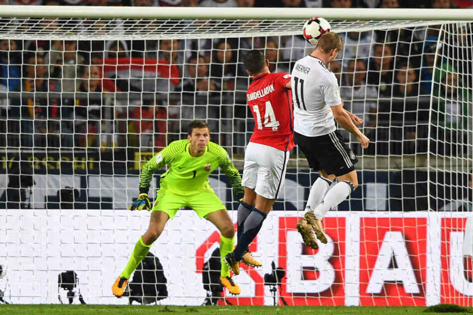 Das 4:0: Werner (r.) steigt höher als Norwegens Omar Elabdellaoui und überwindet Rune Jarstein im Tor.