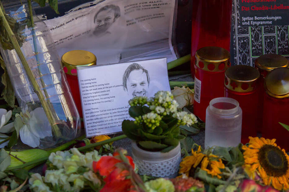 Blumen, Gedichte und Kerzen legten die Menschen an der Unister-Firmenzentrale im Leipziger Barfußgässchen nach dem Tod der beiden Gesellschafter nieder.