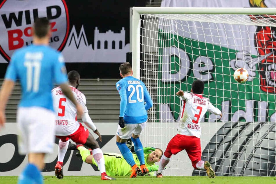 RB-Torhüter Peter Gulacsi konnte den Schuss von Lorenzo Insigne erst abwehren, doch Piotr Zielinski (#20) stand goldrichtig und traf per Abstauber zum 1:0 für Neapel.