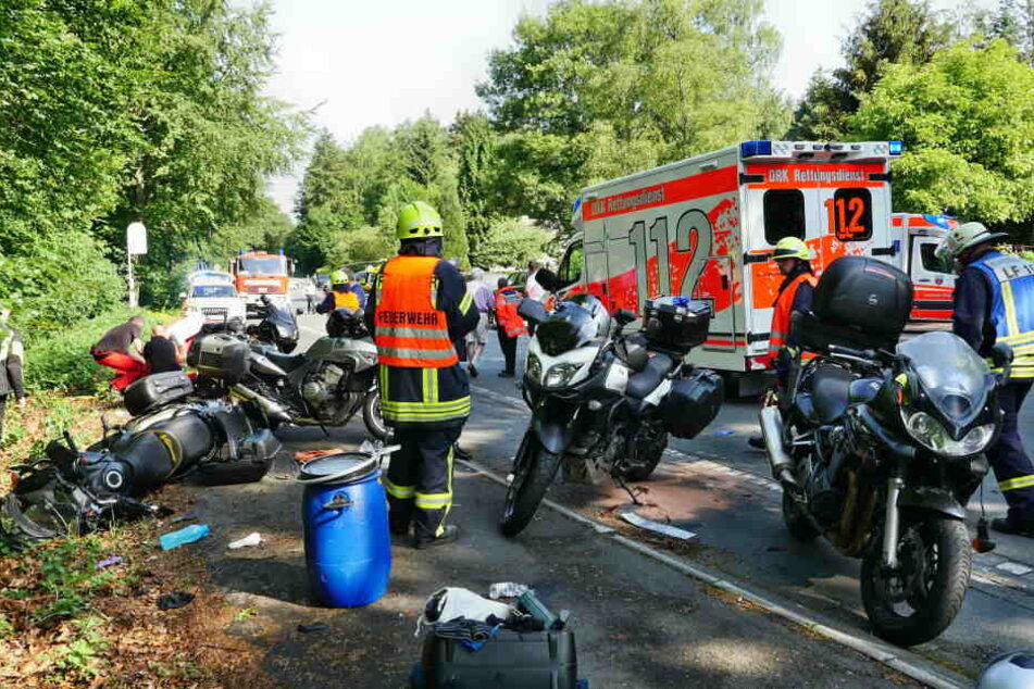 Zwei Mottoradfahrer wurden schwer verletzt, die Seniorin leicht.