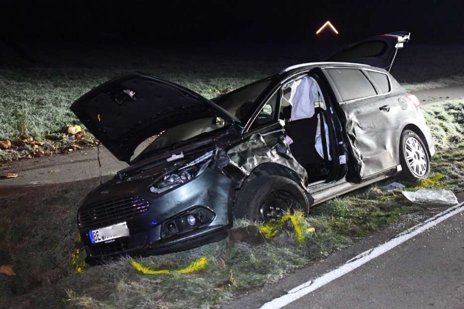 Der Ford-Fahrer rutschte durch den Zusammenstoß in den Graben. Der Fahrer musste durch die Feuerwehr aus seinem Wagen befreit werden.