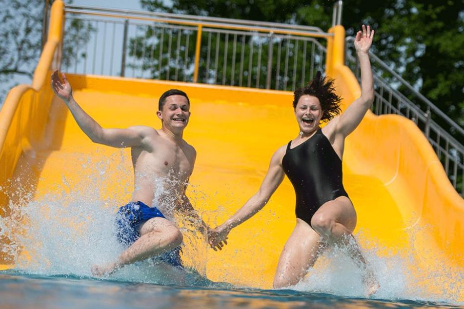 Herrlich: Im Schreberbad in Leipzig rutschen Dominik und Melanie ins kühle Nass