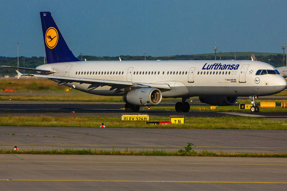Eine Lufthansa-Maschine ist mit einer defekten Cockpitscheibe in Moskau gelandet. (Symbolbild)