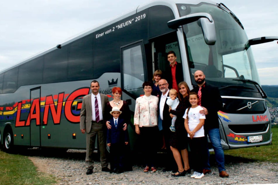Familie Lang vor einem neuem Reisebus.
