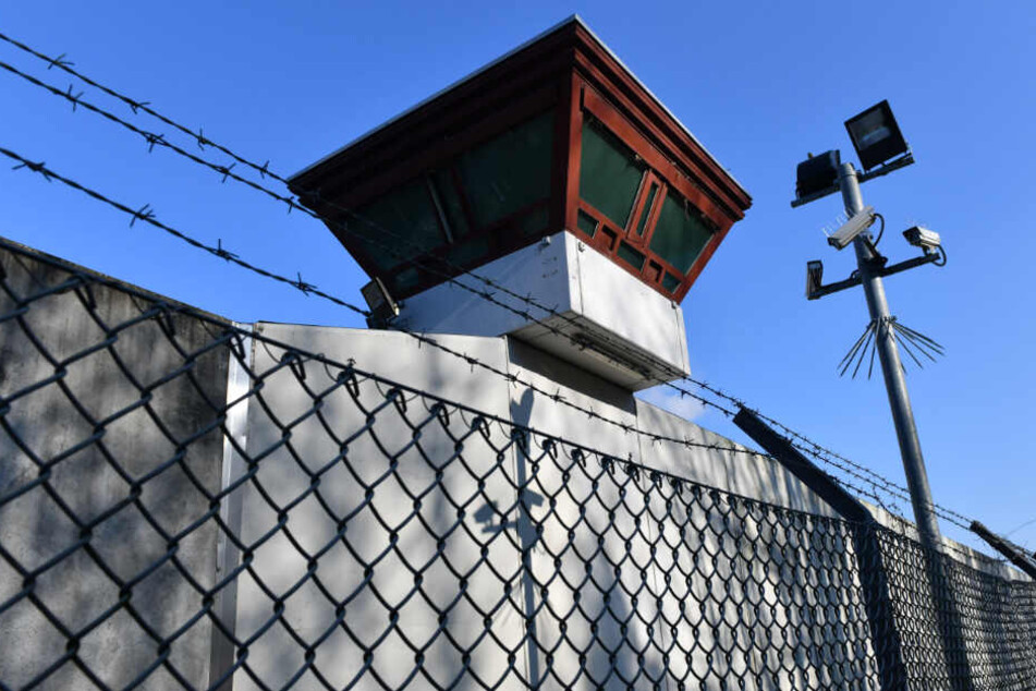 Sicherheitsleuchten und Überwachungskameras sind vor einem Gebäude auf dem Gelände der Justizvollzugsanstalt Tegel zu sehen. (Archivbild)