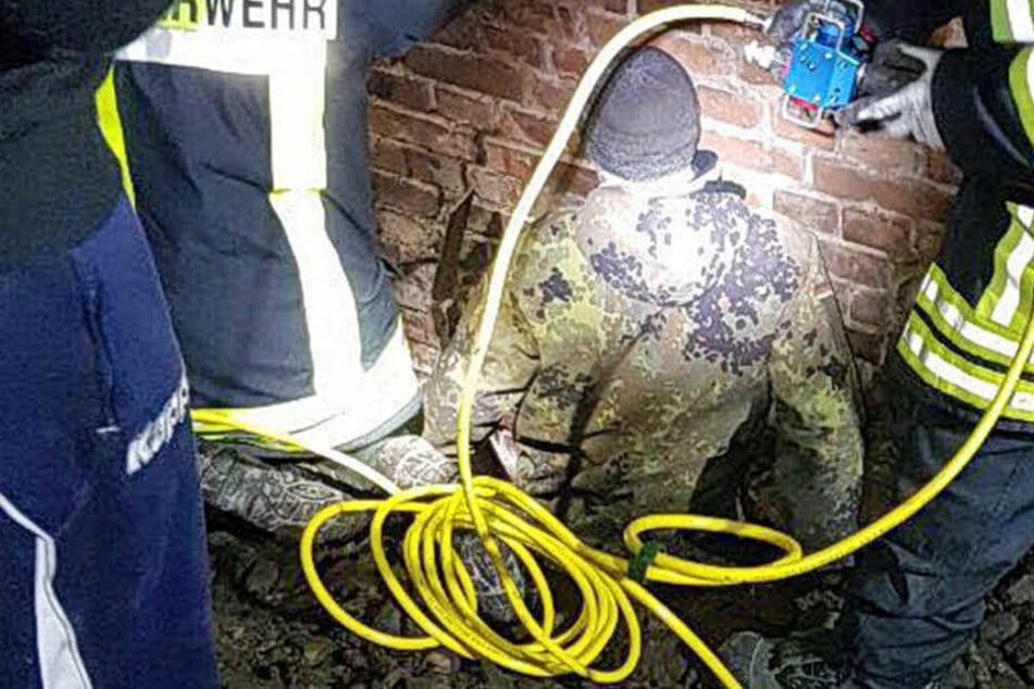 Die Feuerwehr befreite den Mann aus seiner Lage.