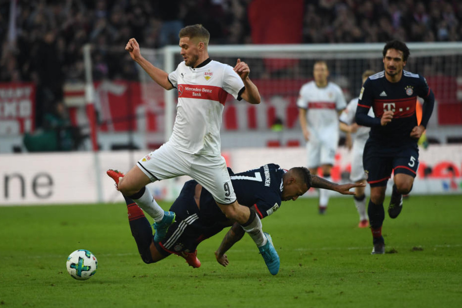Münchens Jerome Boateng (unten) foult Stuttgarts Simon Terodde (l.)