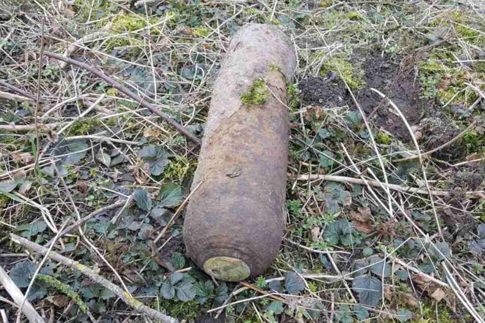 Die 15 Kilogramm schwere Weltkriegsbombe wurde am Dienstagmittag in einem kleinen Wald in Taucha bei Leipzig gefunden und später kontrolliert gesprengt.