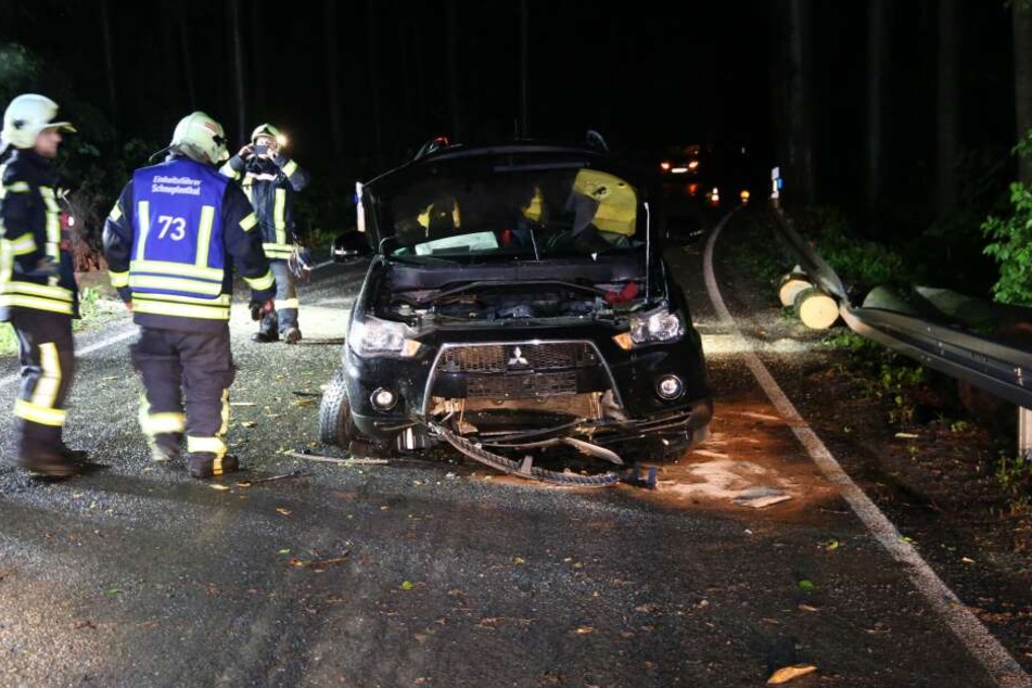 Die Frau hatte einen Baumstamm zu spät gesehen, fuhr direkt dagegen.