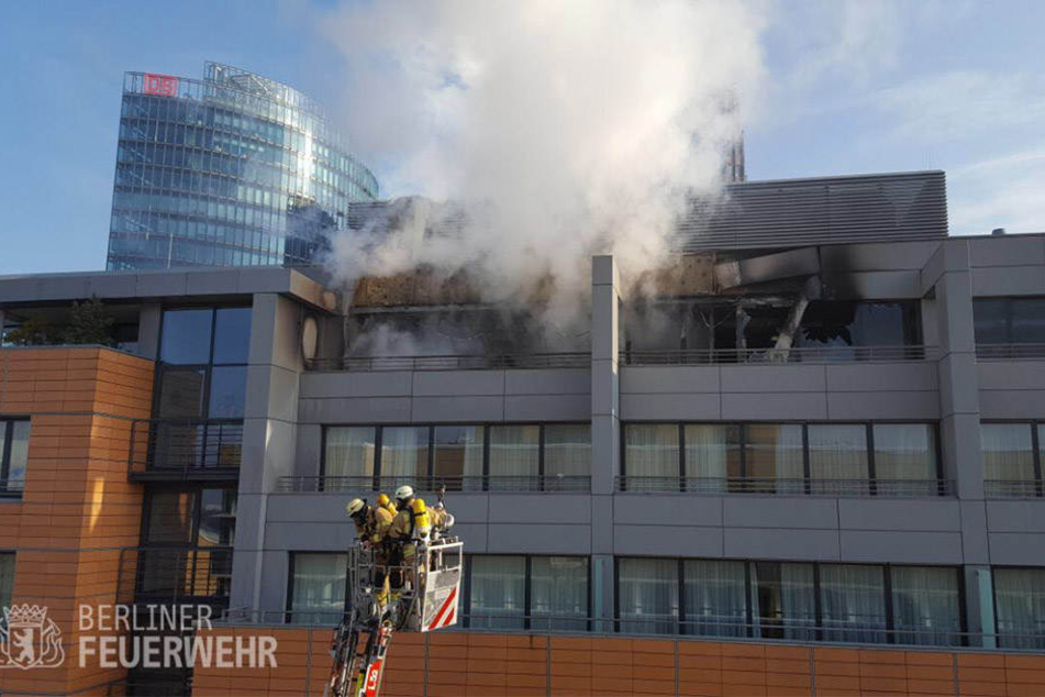 Mit einer voll ausgefahrenen Drehleiter löschten die Rettungskräfte den Brand im elften Stockwerk des Hotels.