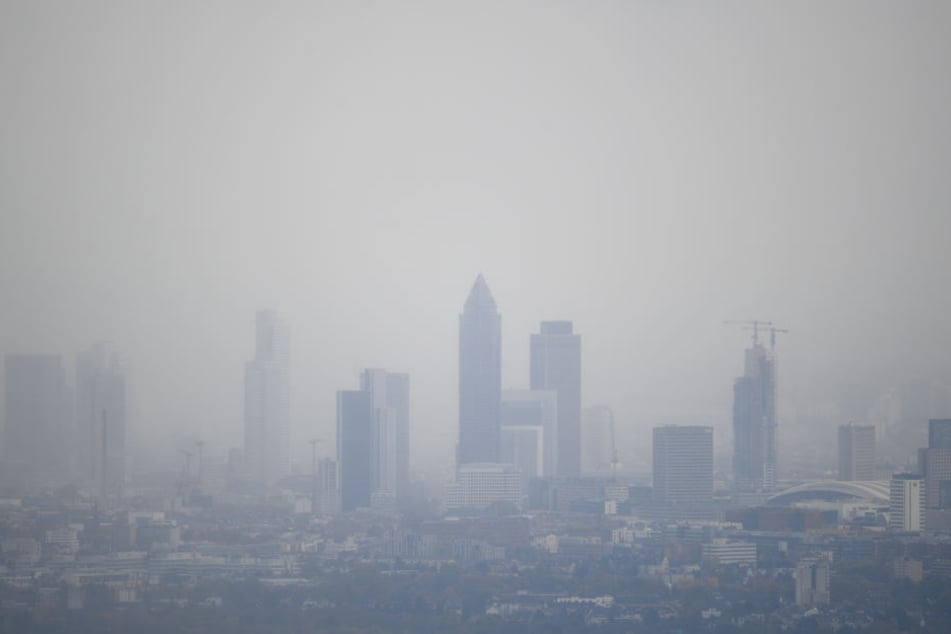 Nebel hängt an der Frankfurter Skyline.