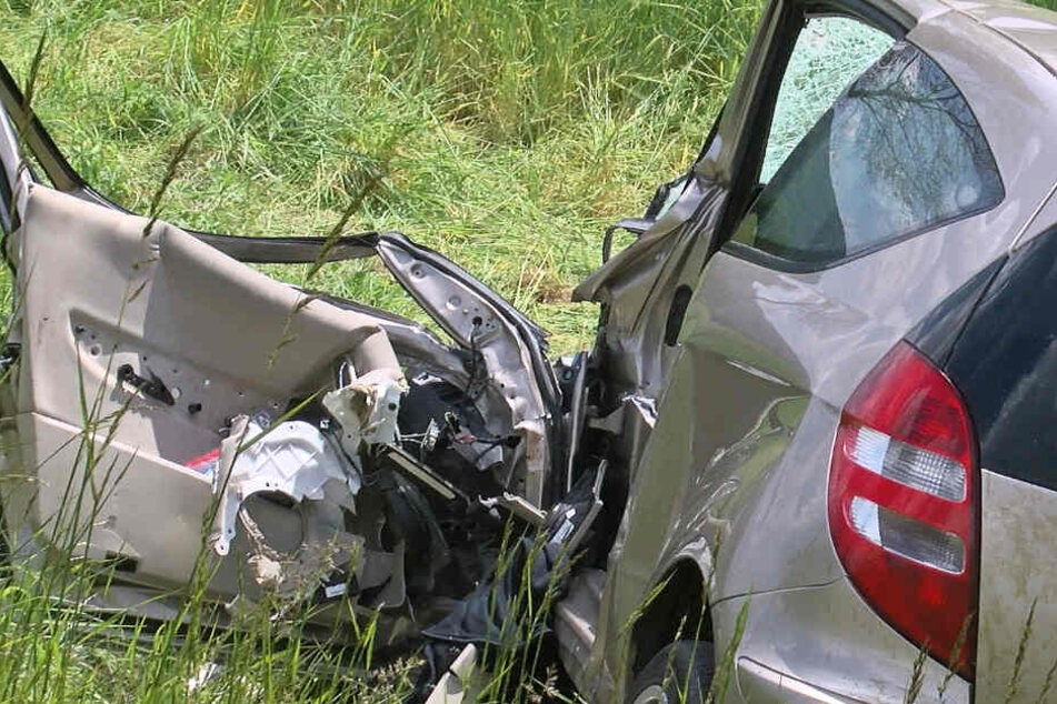 Der Unfallverursacher starb noch vor Ort an seinen schweren Verletzungen.