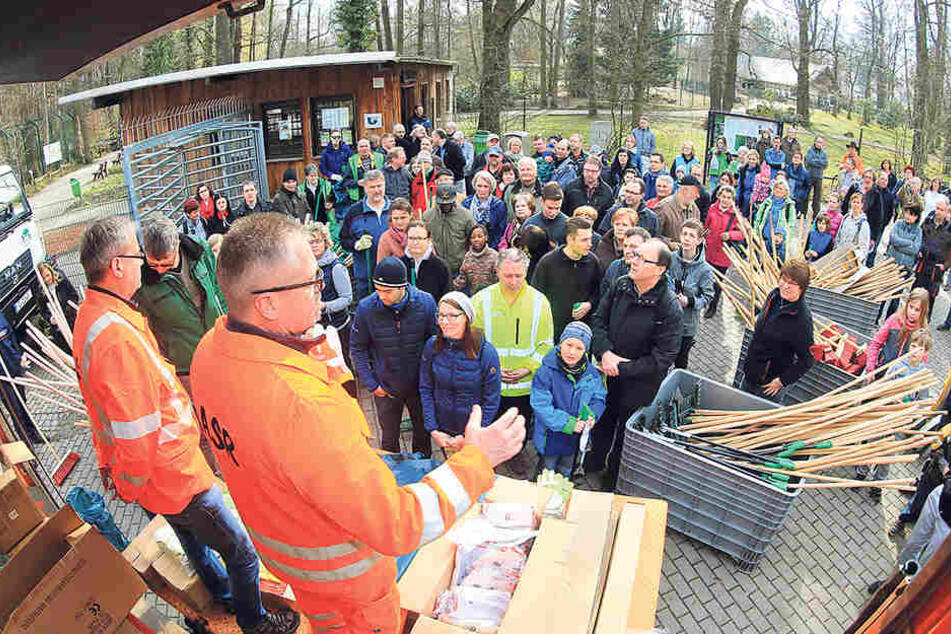 Bürgermeister Miko Runkel (56, r.) und ASR-Chef Dirk Behrendt (54) eröffneten
die Putzaktion.