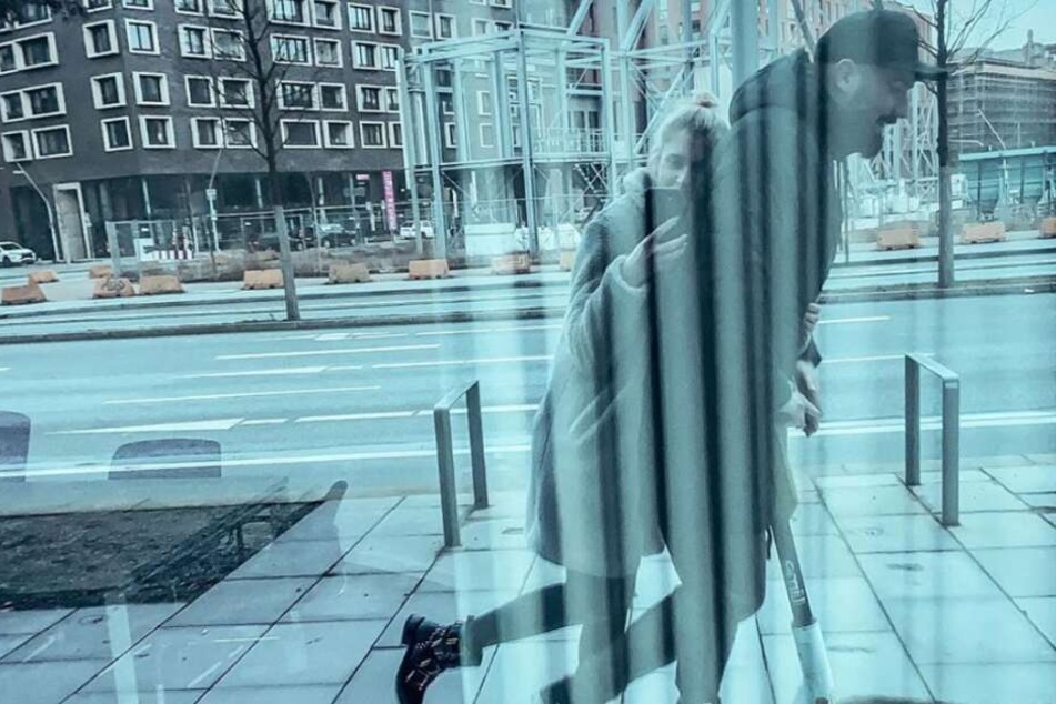 Jan Leyk cruist mit seiner Freundin durch die Stadt.