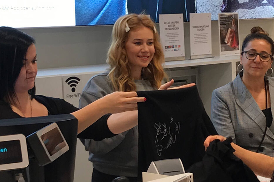 Palina Rojinski (34, m.) durfte an der H&M-Kasse aushelfen.