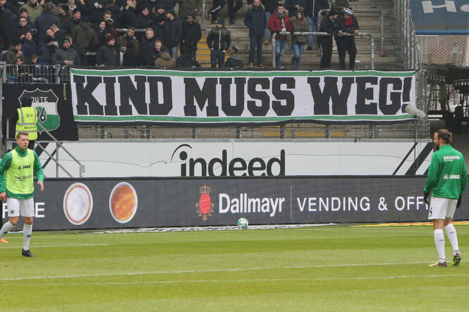Protest gegen Präsident Kind: Die Hannover-Anhänger feuerten ihr Team während des Spiels nicht an.