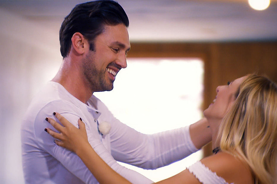 Jessica (rechts) und der Bachelor beim Line Dancing.