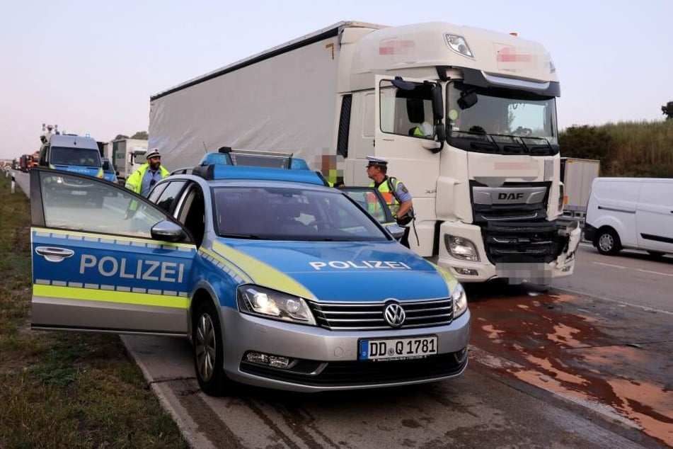 Die Polizei verschafft sich ein Bild vom Unfall.